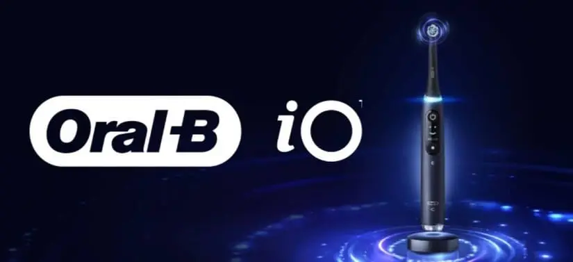 Oral-B iO eltandbørste står oprejst i oplader på mørk blå baggrund med lysende effekter, ved siden af Oral-B iO-logo.