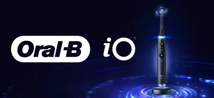 Oral-B iO eltandbørste står oprejst i oplader på mørk blå baggrund med lysende effekter, ved siden af Oral-B iO-logo.