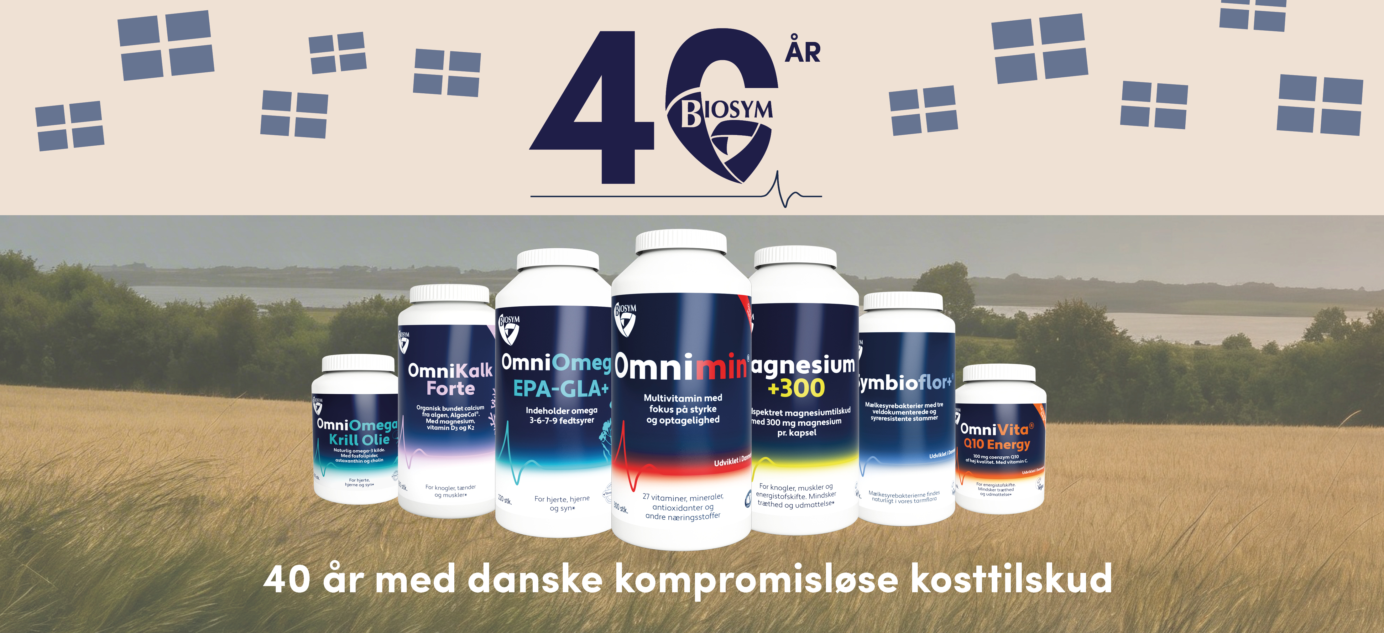 Biosym topbanner med flere kosttilskudsbøtter foran et landskab med mark og sø samt teksten “40 år med danske kompromisløse kosttilskud”.