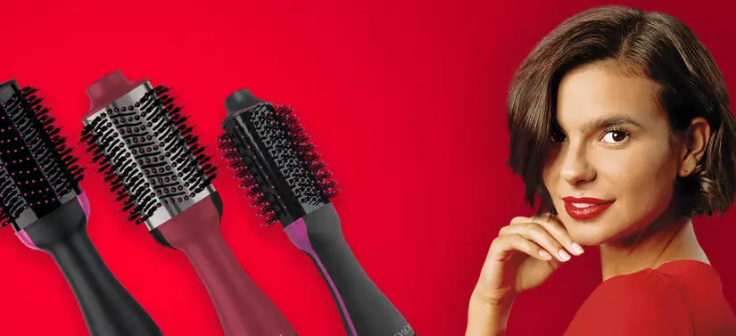 Her ses en kvinde til højre for tre Revlon produkter. Baggrunden er rød.