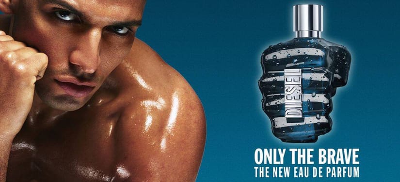 Her ses en blå baggrund med en mand i bar overkrop. Ved siden af ham er en Diesel parfume formet som en hånd.