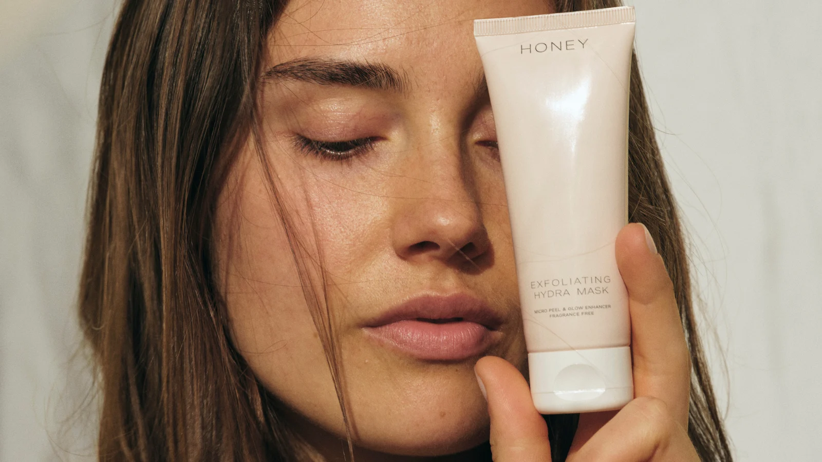 Kvinde der holder Honey produkter