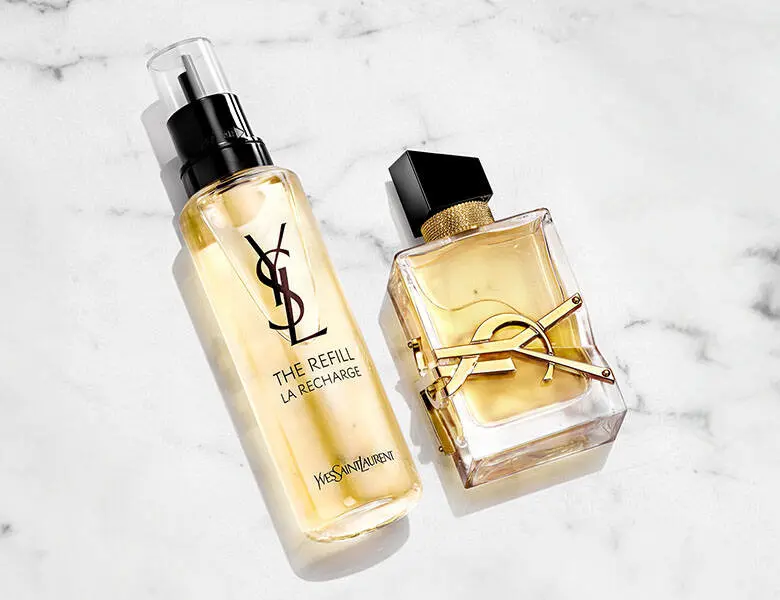 Her ses to af YSL mest populære produkter. De ligger på et hvidt bord.