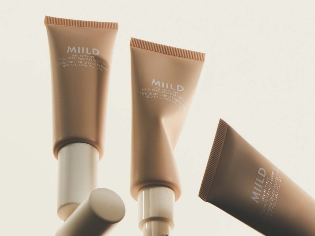 Tre tuber af MIILD Skin Tint Moisturiser SPF 15, 50 ml.