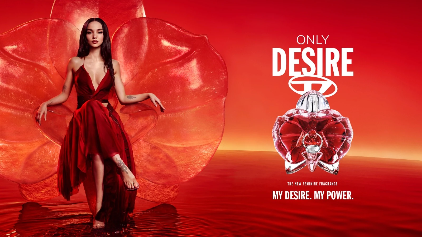 Her ses en organge baggrund med en kvinde i en rød kjole. Til højre ses en rød parfumefklakon med teksten "ONLY DESIRE" og "MY DESIRE. MY POWER".