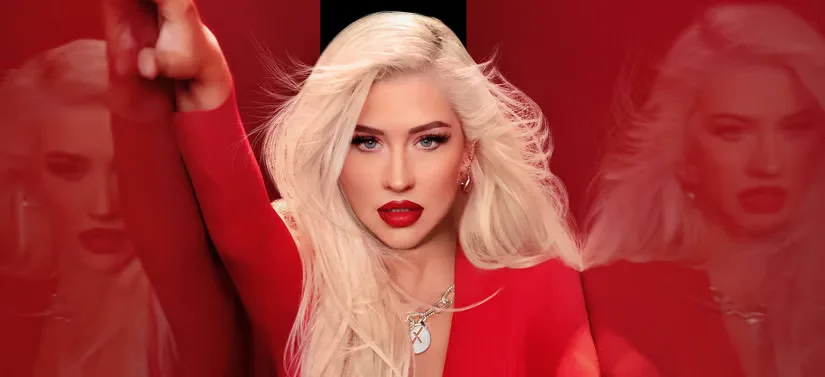 Her ses et billede af Christina Aguilera mellem to røde murer. Hun er også selv beklædt i rødt og har en rød læbestift på.