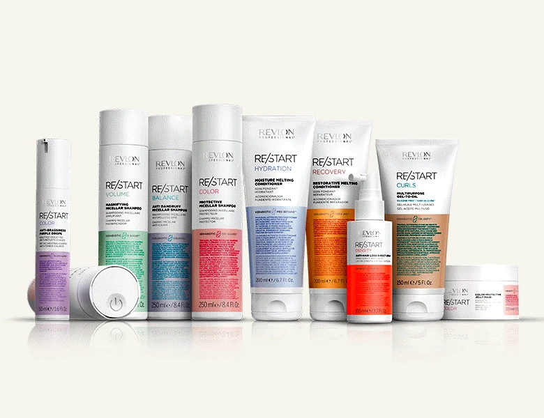 Her ses en række af forskellige Revlon Professional produkter. Baggrunden er hvid.