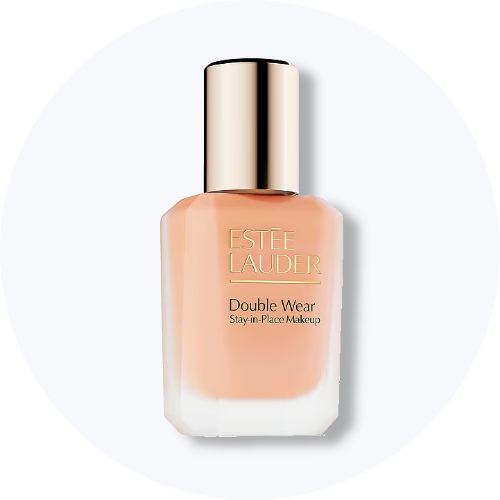 Her ses Estée Lauder Double Wear Stay-in-Place Makeup i en transparent parfumeflakon med beige foundation og guldfarvet låg.