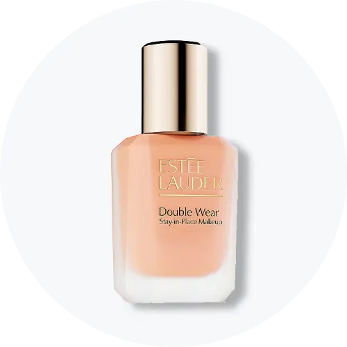 Her ses Estée Lauder Double Wear Stay-in-Place Makeup i en transparent parfumeflakon med beige foundation og guldfarvet låg.