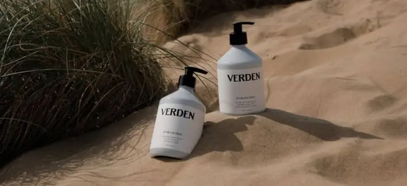 Her ses VERDEN produkter i noget sand.