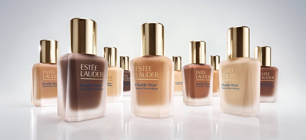 Her ses en masse Estée Lauder Double Wear Foundations i forskellige nuancer med en hvid baggrund.