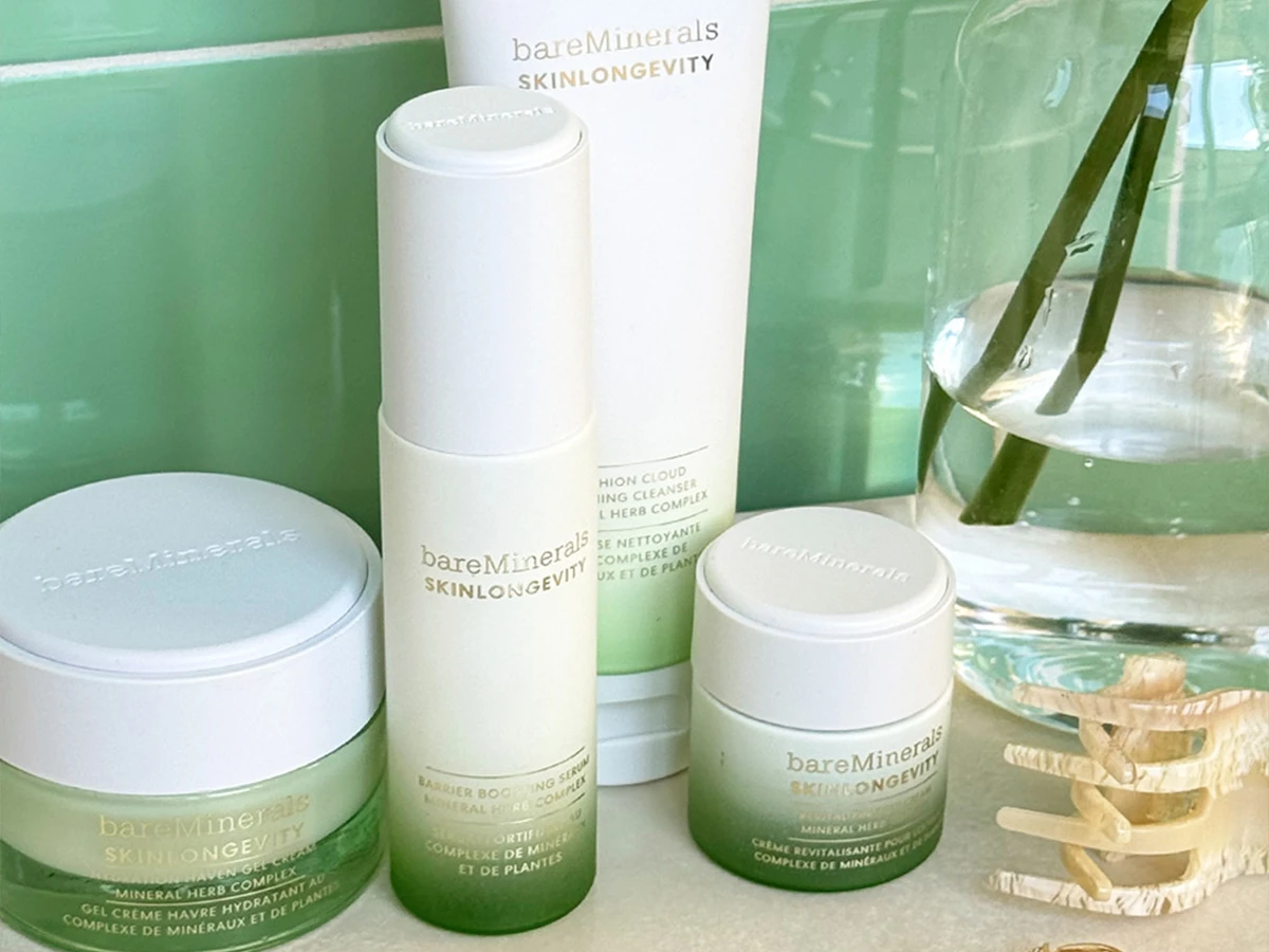Her ses fire bareMinerals hudplejeprodukter på en hvid baggrund. 