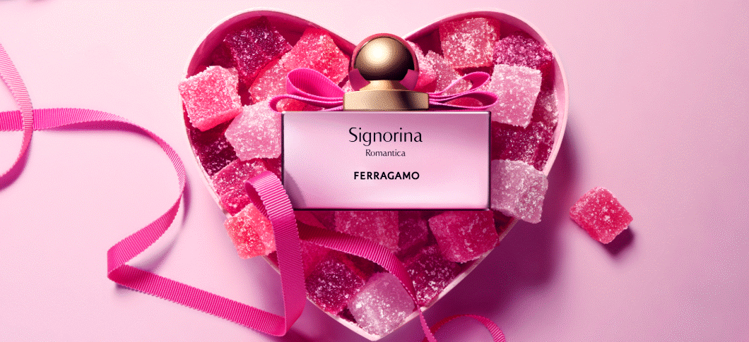 Her ses en lyserød parfumeflakon; "Signorina Romatica" fra Ferragamo. Den ligger i en lyserød hjerteæske med lyserøde vingummier i på en lyserød baggrund.