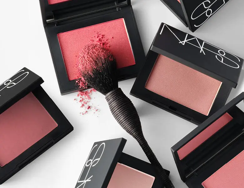 Her ses en hvid baggrund med flere åbne Nars blushes i forskellige farver. 