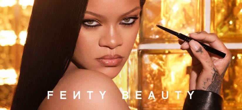 Her ses et close-up billede af Rihana, der kigger direkte ind i kameraet. Til højre for hendes ansigt ser man hendes hånd, hvori hun holder en eyeliner. Baggrunden er en gylden nuance.