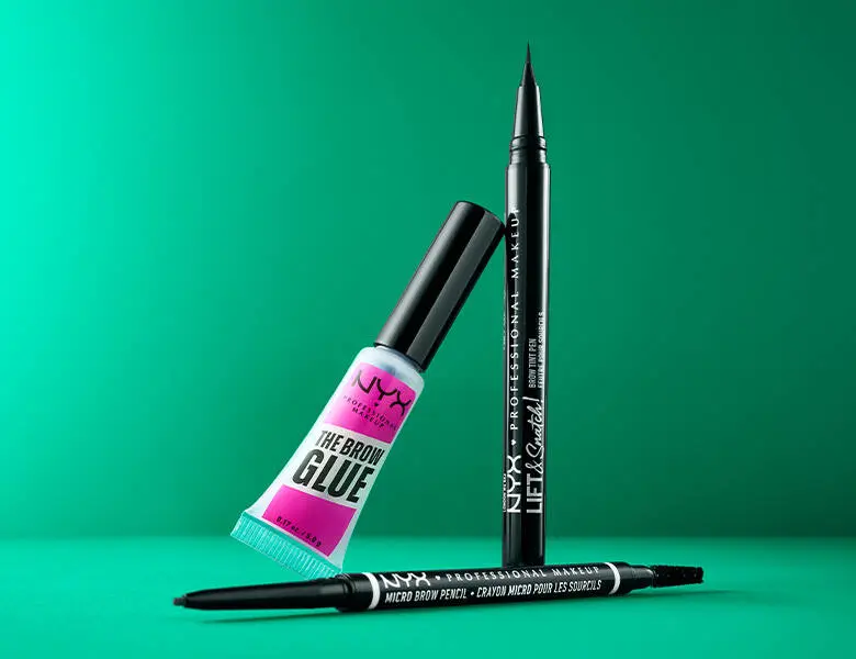 Her ses en grøn baggrund med tre NYX produkter til øjenbrynene.
