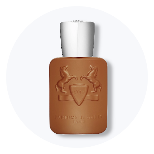 Her ses et billede af en parfumeflakon fra Narciso Rodriguez placeret centralt mod en lys, rund baggrund. På flakonen står teksten “narciso rodriguez for her”. Flakonen er i sort design med klare kanter og sort låg.