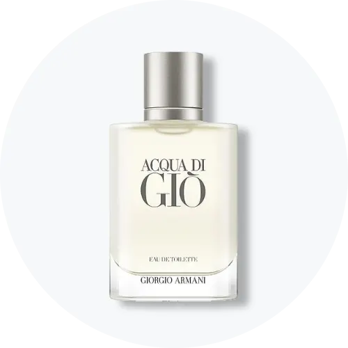 Her ses Giorgio Armani Acqua di Giò Eau de Toilette i en transparent parfumeflakon med lyst indhold og sølvfarvet låg. Flakonen står centralt mod en lys, rund baggrund.