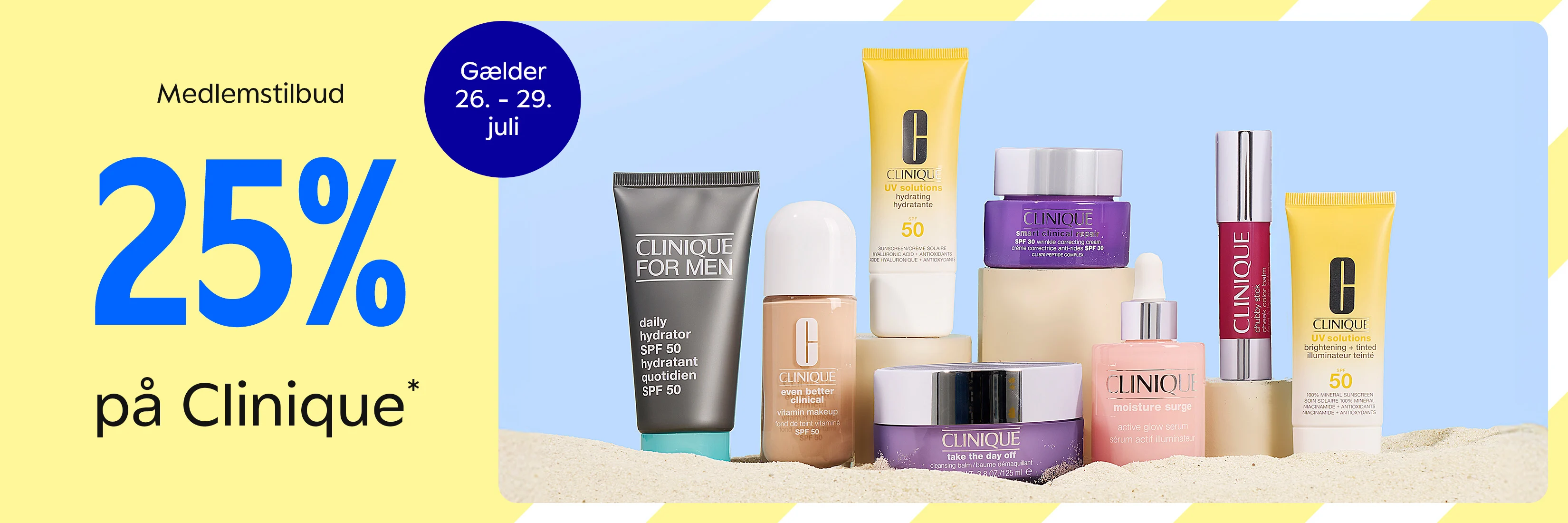 Her ses et billede med forskellige hudpleje- og makeupprodukter fra Clinique placeret på sand mod en lyseblå baggrund. Til venstre står teksten “25% på Clinique*” samt “Medlemstilbud”, og et blåt mærke viser teksten “Gælder 26. – 29. juli”. Der ses blandt andet produkter fra serierne Clinique For Men, Even Better Clinical, Moisture Surge, Smart Clinical Repair, UV Solutions og Chubby Stick.