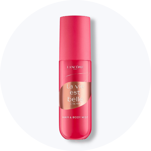 Her ses en rød La Vie Est Belle body mist fra Lancôme