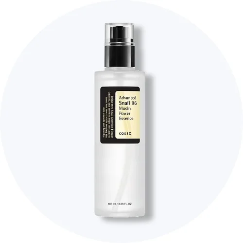Her ses en COSRX Advanced Snail 96 Mucin Power Essence i hvid pumpeflaske på en lys baggrund.