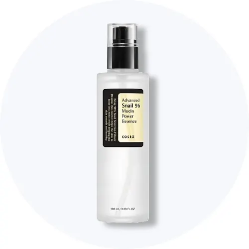 Her ses en COSRX Advanced Snail 96 Mucin Power Essence i hvid pumpeflaske på en lys baggrund.