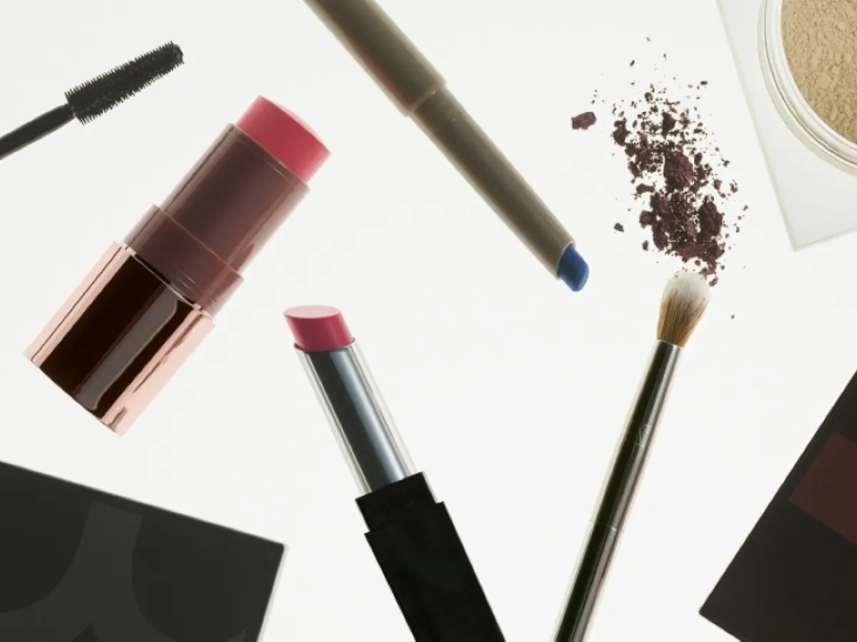 Her ses en række forskellige makeupprodukter fra Beauty Act, bl.a. en læbestift, blush stick, mascara og pensel.