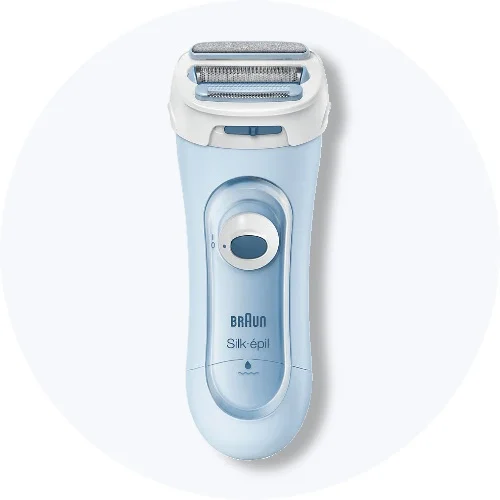Her ses en Braun Silk-épil epilator i lyseblå og hvid på en lysegrå baggrund.