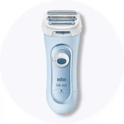 Her ses en Braun Silk-épil epilator i lyseblå og hvid på en lysegrå baggrund.
