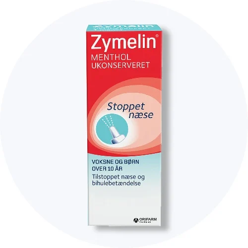 Zymelin Menthol ukonserveret næsespray mod stoppet næse i rød og turkis æske på lys grå baggrund.