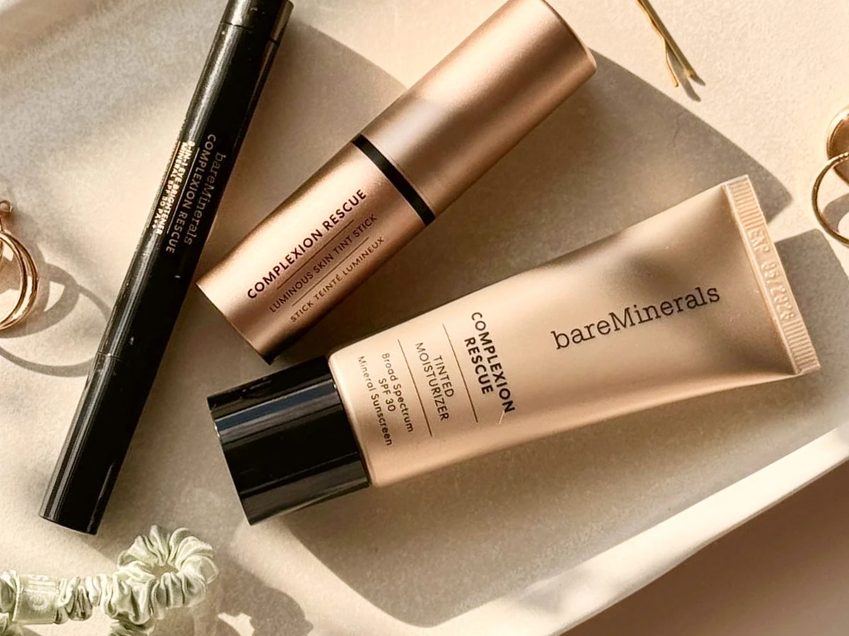 Tre bareMinerals Complexion Rescue produkter: Mini Eye Brightener, Luminous Skin Tint Stick og Tinted Moisturizer SPF 30.