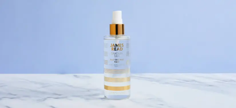 Her ses et James Read produkt på en marmor bordplade med en lå baggrund.