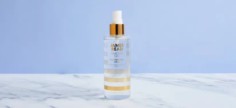 Her ses et James Read produkt på en marmor bordplade med en lå baggrund. 