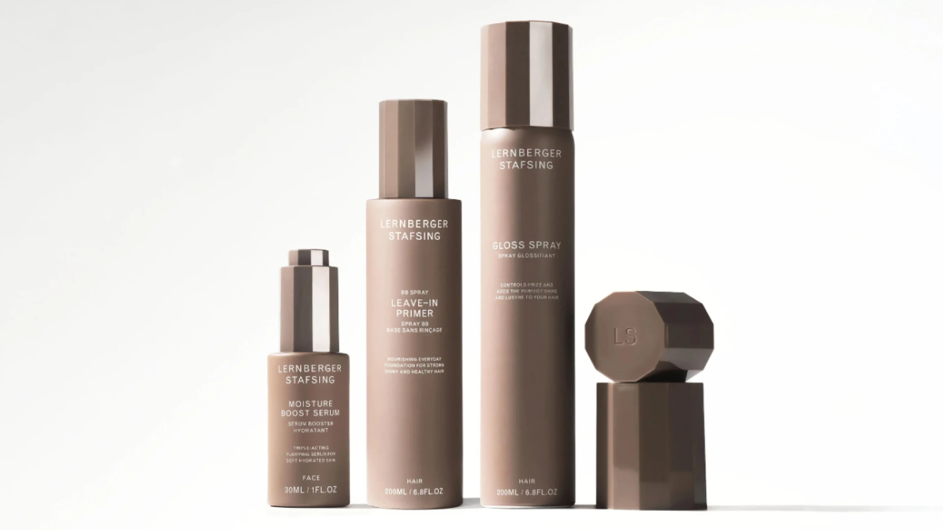 Lernberger Stafsing produkter: Moisture Boost Serum, BB Spray Leave-in Primer, Gloss Spray og to LS-brandede låg.
