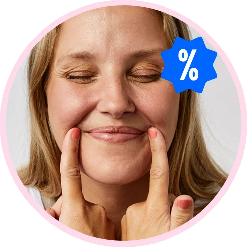 En smilende person med lukkede øjne, der trækker mundvigene op med fingrene. Et blåt procent-ikon.