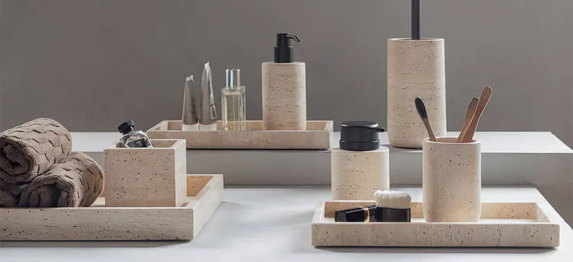 Her ses en masse accessories og boligartikler i neutrale farver.