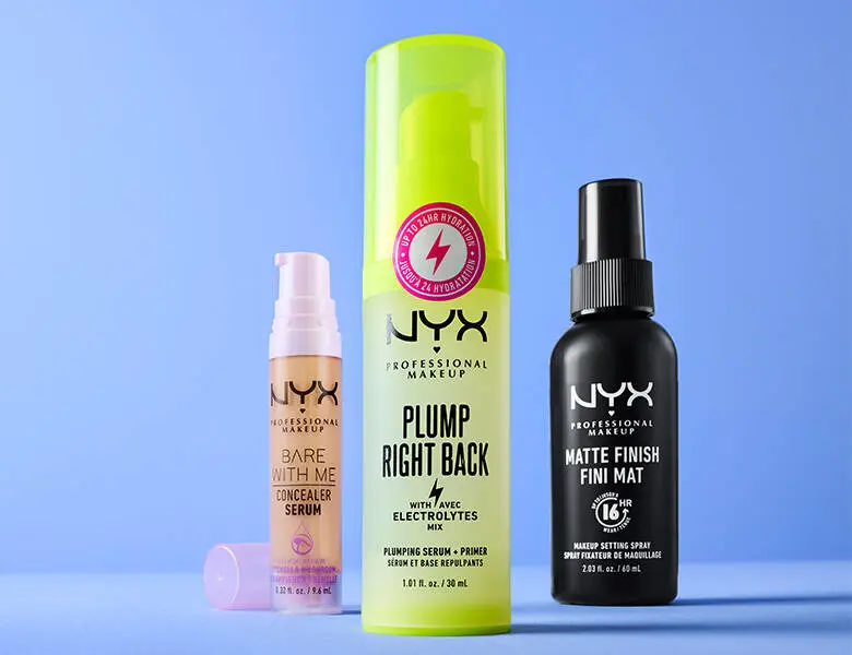 Her ses en blå baggrund med tre forskellige NYX produkter til ansigtet.