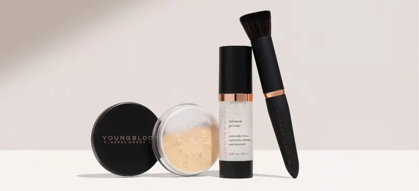Her ses en lys baggrund med forskellige Youngblood makeupprodukter.