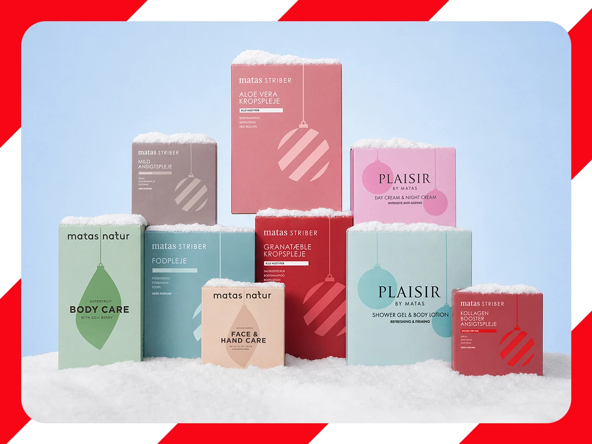 Festlig udstilling af Matas og Plaisir krops- og ansigtsplejeprodukter med sne og julepynt.