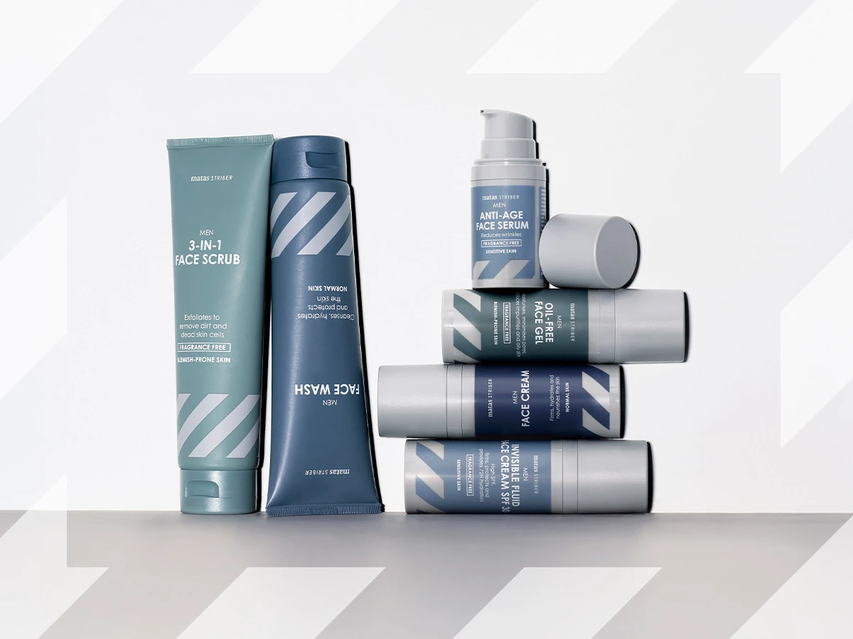 Her ses et udvalg af Matas Striber Men-ansigtsplejeprodukter i blå, grå og grønne emballager. Sortimentet omfatter 3-in-1 Face Scrub, Face Wash, Anti-Age Face Serum, Oil-Free Face Gel, Face Cream og Anti-Age Face Cream SPF 30. Produkterne er arrangeret samlet mod en lys baggrund.