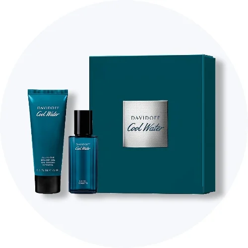 Her ses et Davidoff Cool Water gavesæt med parfume og shower gel på en lys baggrund.