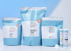 Her ses en lyseblå og hvid baggrund med fem forskellige lyseblå og hvide Matas SportStriber produkter. 