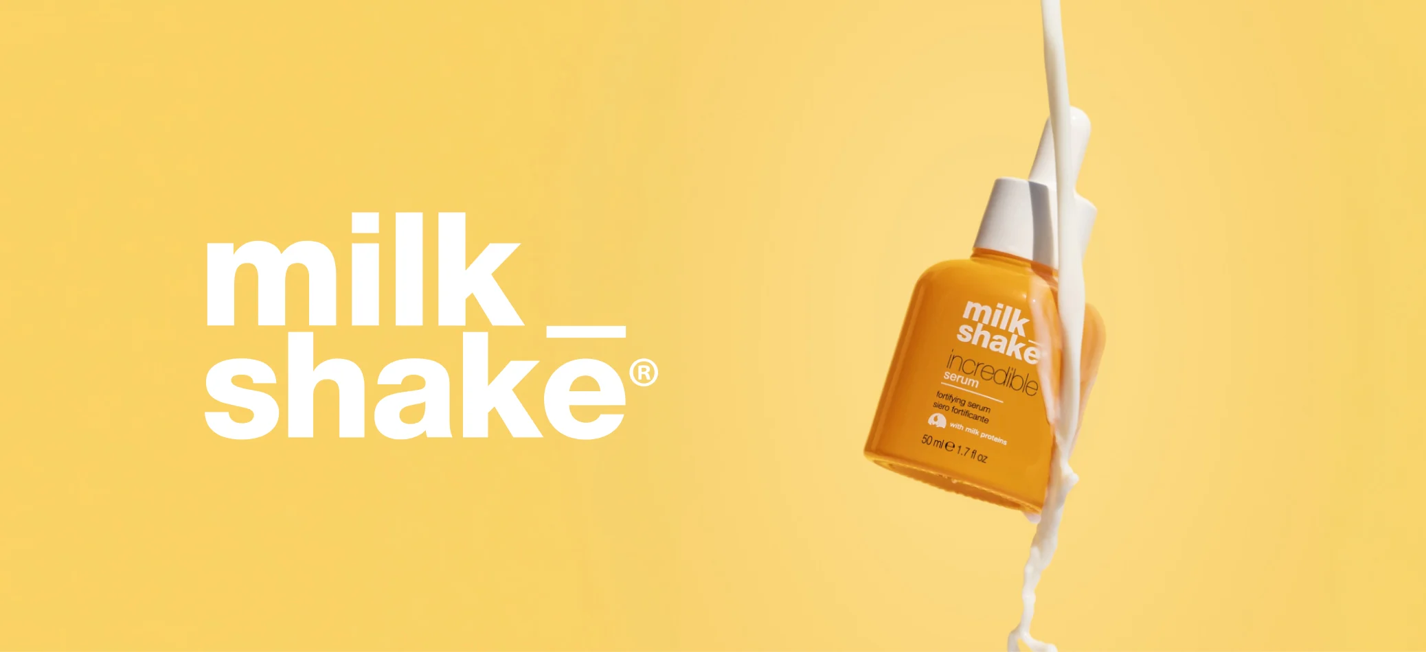 Her ses to milk_shake Moisture & More Serum i orange flasker med hvide pumper, omgivet af vandstænk mod en hvid baggrund.