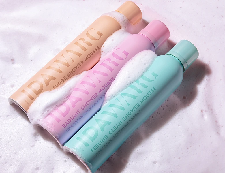 Her ses IDA WARG shower mousses i pastel farver på en lys baggrund med skum.