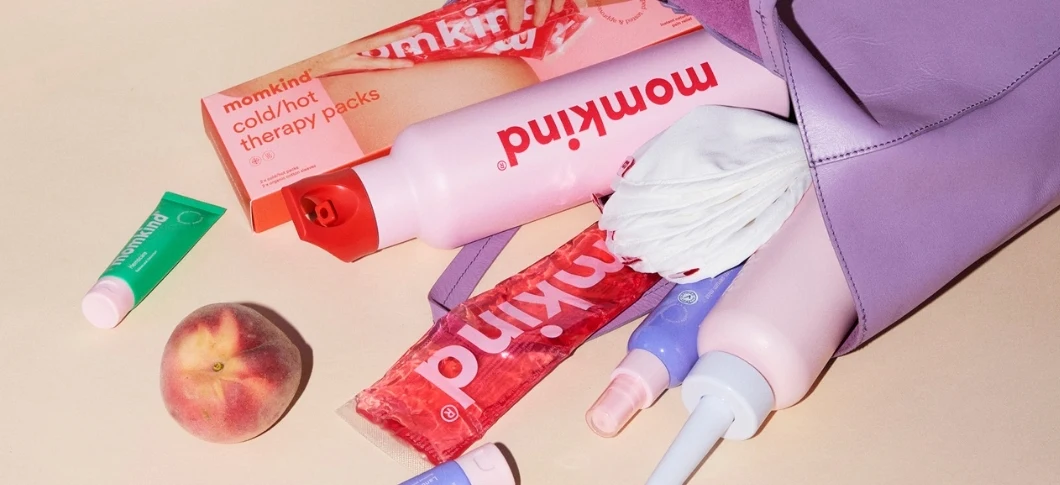 Momkind produkter der flader ud af en lilla taske