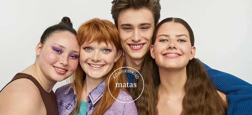 Her ses fire unge personer samlet foran en lys baggrund med farverig makeup. Midt på billedet står teksten “Konfirmand Matas 2025” i en rund markering.