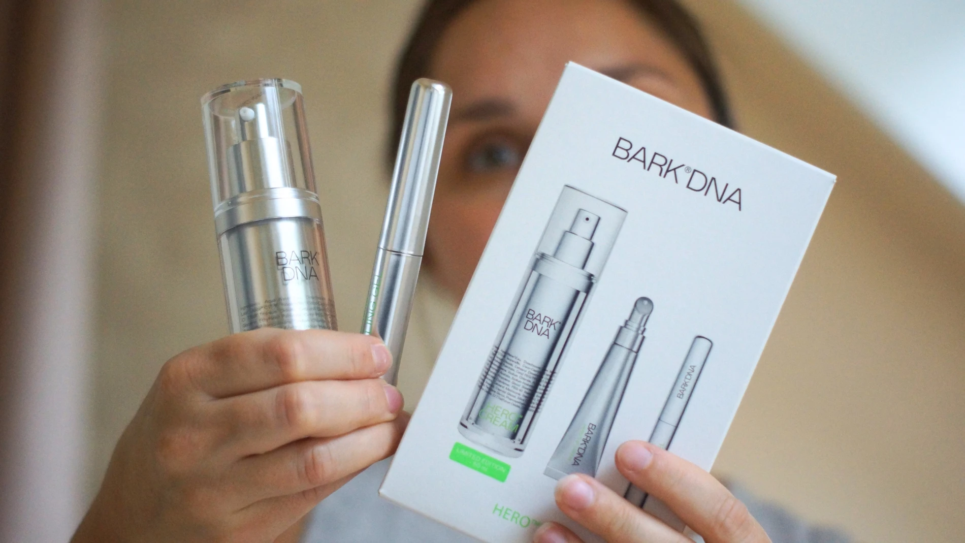 BARK DNA HERO CREAM Limited Edition sæt: To sølvfarvede hudplejeprodukter og hvid emballageboks.