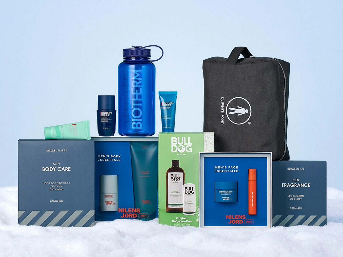 Udsnit af herreplejeprodukter fra Biotherm, Matas Striber, Nilens Jord, Bulldog; inkluderer vandflaske og toilettaske.