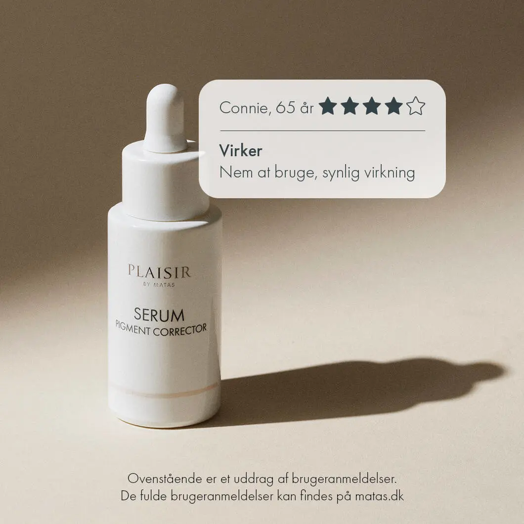Et elegant reklamebillede for “Plaisir Serum Pigment Corrector” fra Matas på en varm beige baggrund. Til venstre står en hvid serumflaske med pumpe og teksten “Serum Pigment Corrector”. Flasken kaster en lang, blød skygge hen over underlaget. Øverst til højre ses en grafisk kundeanmeldelse i en hvid taleboble med afrundede hjørner. Anmeldelsen er fra “Connie, 65 år” og viser fire ud af fem stjerner samt teksten: “Virker – Nem at bruge, synlig virkning”. Nederst i billedet står en note om, at anmeldelsen er et uddrag af brugeranmeldelser, og at de fulde anmeldelser kan findes på matas.dk. Billedet har et roligt og eksklusivt udtryk med fokus på effektiv hudpleje mod pigmentpletter.