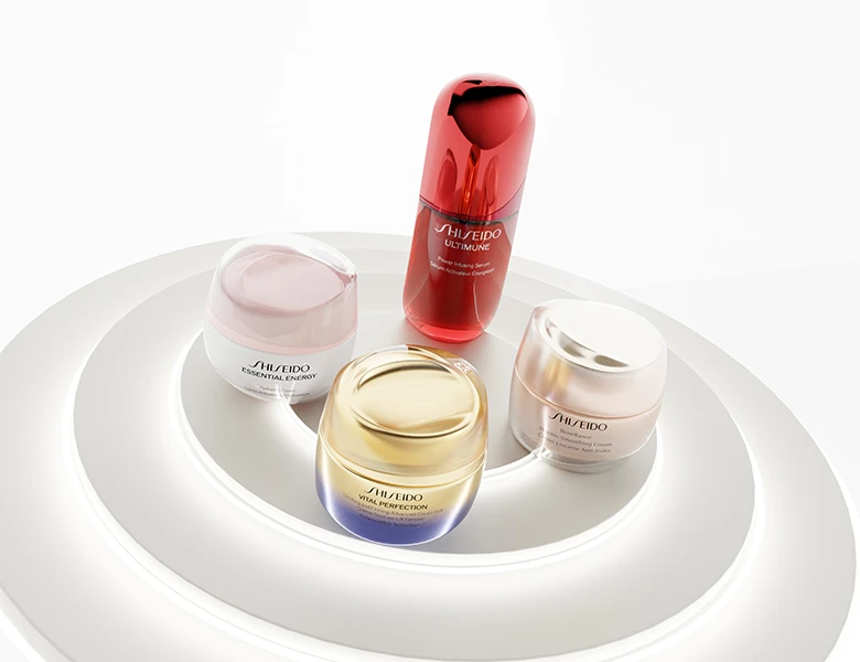 Her ses et billede med flere hudplejeprodukter fra Shiseido placeret på et hvidt podium mod en lys baggrund. På produkterne står blandt andet “SHISEIDO ULTIMUNE”, “ESSENTIAL ENERGY” og “VITAL PERFECTION”.
